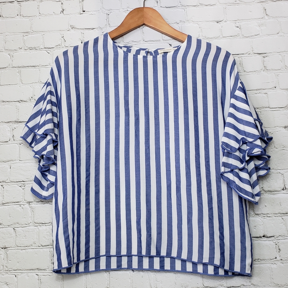 ๐3/$15 Vici Blue & white striped top with flutter sleeve - Picture 2 of 6